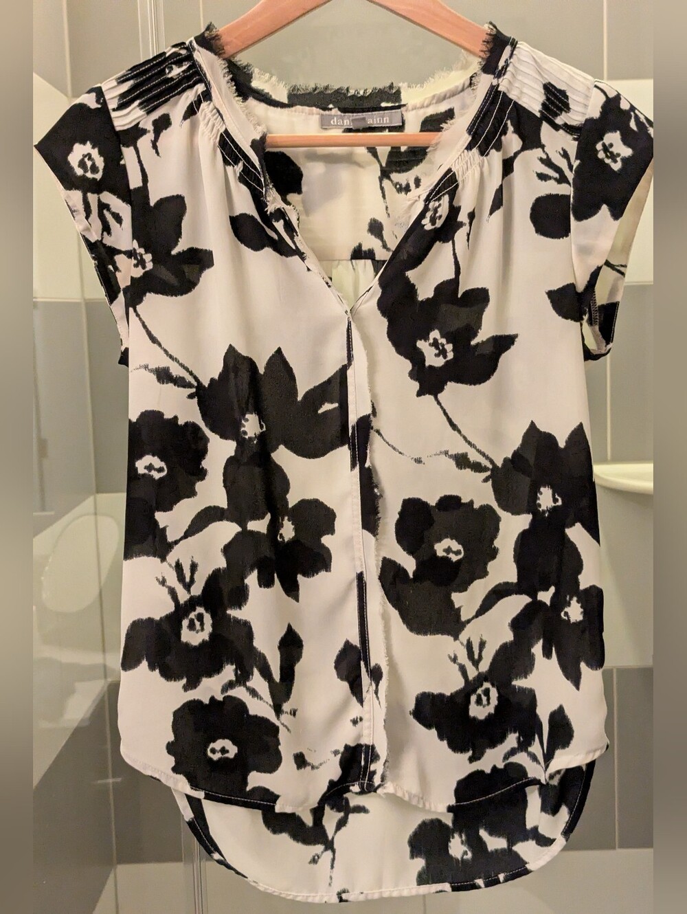 Daniel Rainn Black and White Floral Cap-Sleeve Blouse XS
